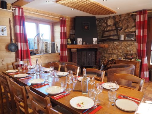 Cheminée dans la salle de restaurant