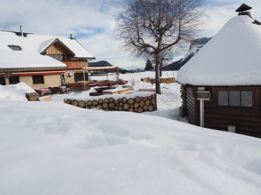 Vue sur la terrasse enneigée avec le Mont Blanc en fond