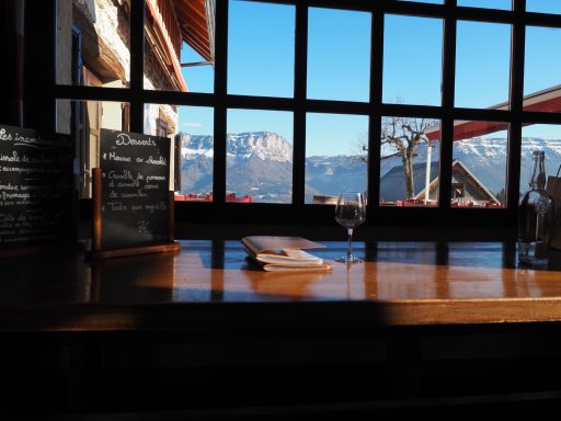 Vue sur les montagnes, de l'intérieur du restaurant