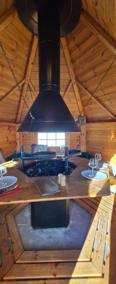 Le feu au centre de la table dans un chalet