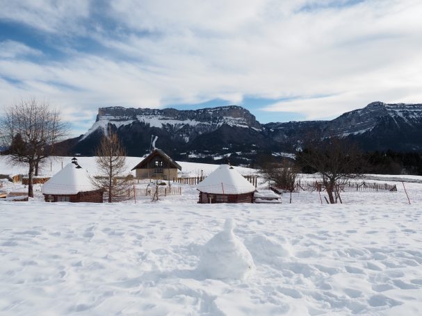 Les chalets du restaurant et le Granier