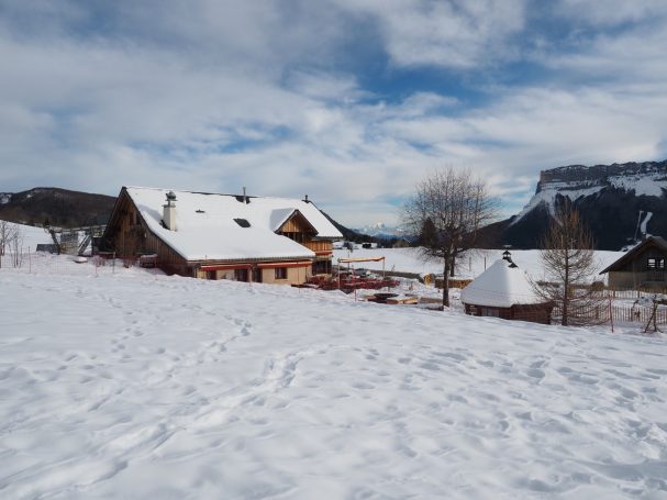 Le restaurant sous la neige avec en fond le Granier et le Mont Blanc