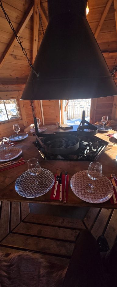 La table à l'intérieur d'un chalet