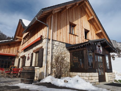 Façade du restaurant en bois et pierres